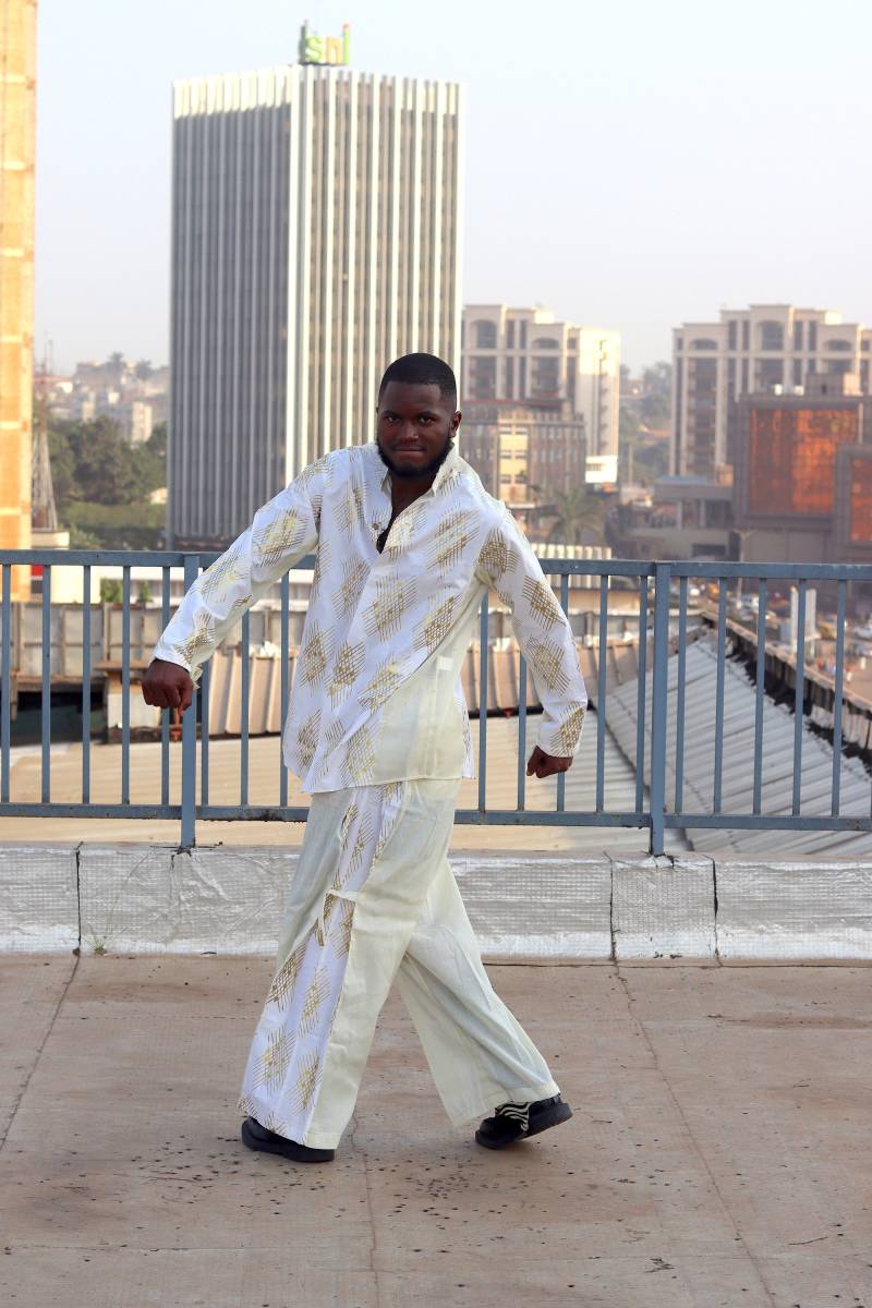 Lockere Hochtaillierte Mischhose Mit Goldgemustertem Band von AWAXLAND