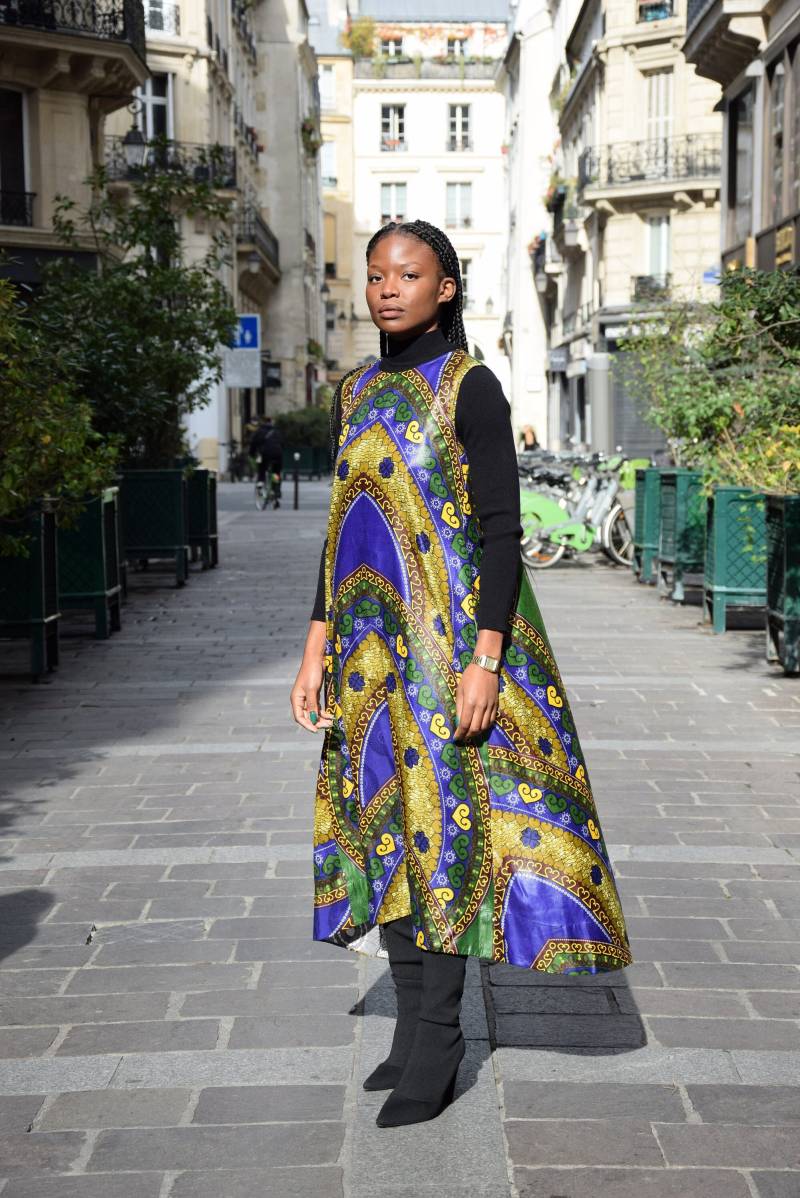 Long Flow Ausgestelltes Kleid Mit Ärmellosem Wachsmuster Taschen von AWAXLAND