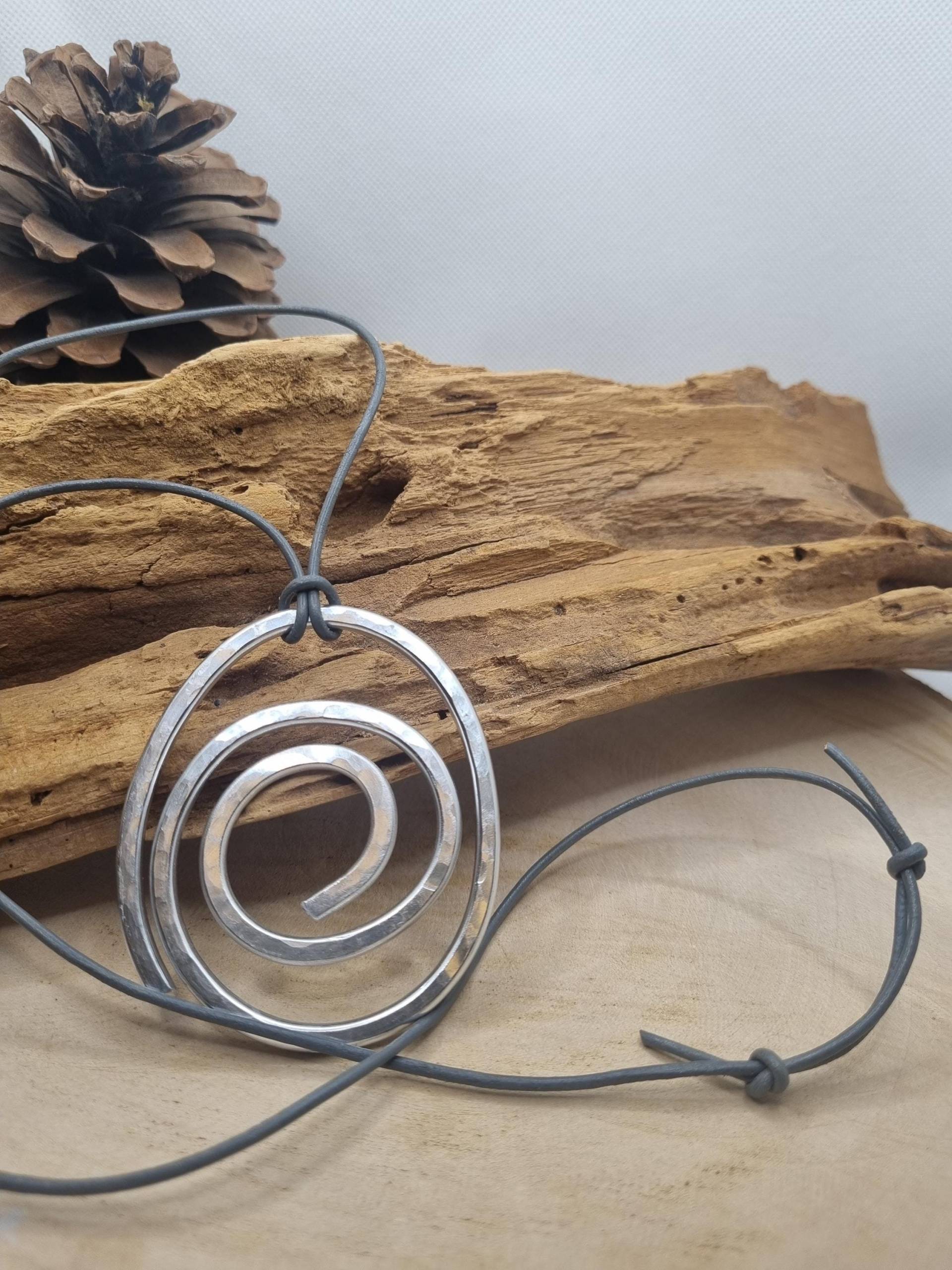 Große Lange Leichte Statement Kette. Anhänger Aus Gehämmertem Aludraht An Grauem Lederband, Unikat, Von Beiden Seiten Tragbar Große Lange Leichte Statement Kette. Anhänger Aus Gehämmertem Aludraht An Grauem Lederband, Unikat, Von Beiden Seiten Tragbar von AWAluArt