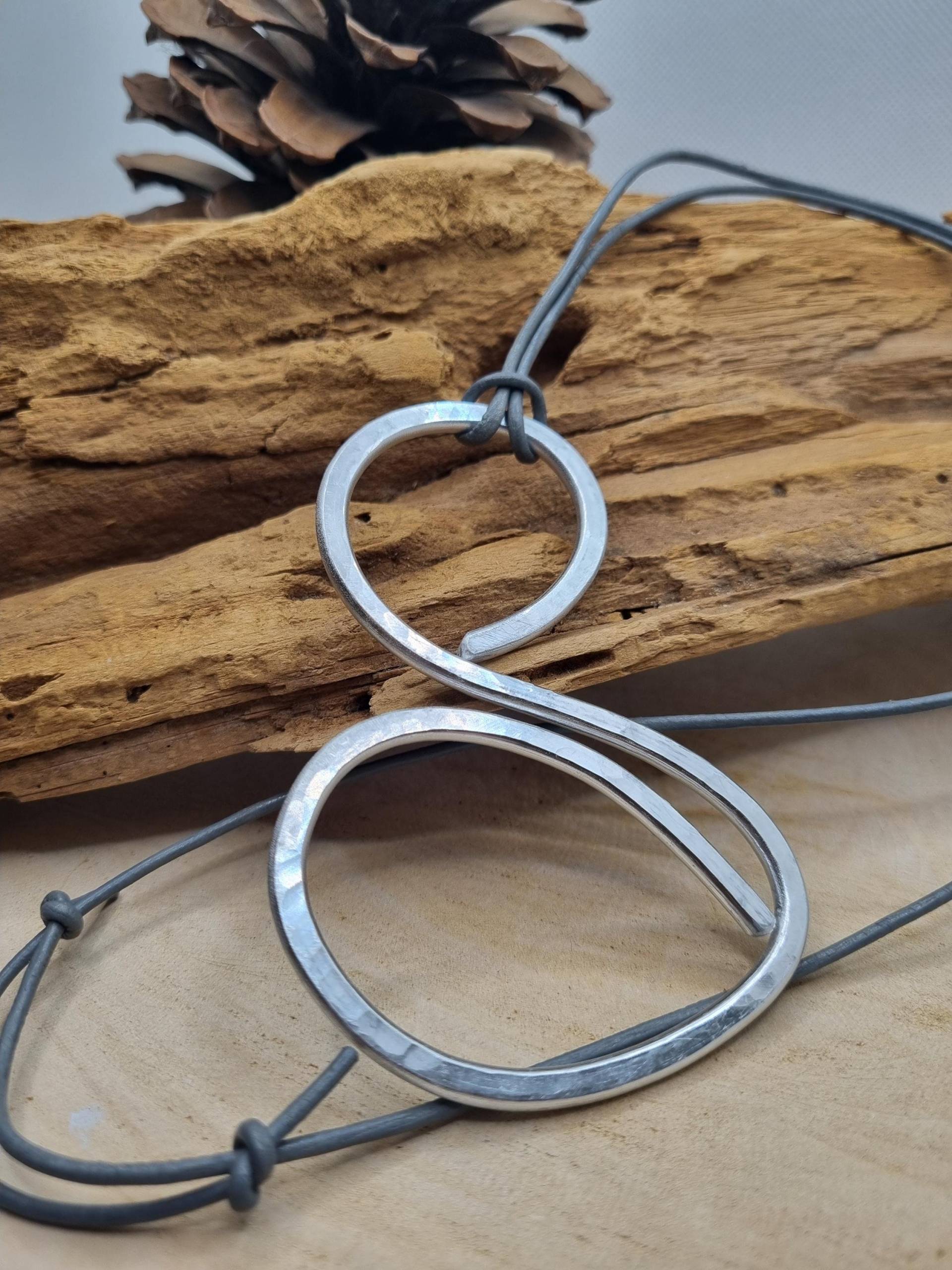 Große Lange Leichte Statement Kette. Anhänger Aus Gehämmertem Aludraht An Grauem Lederband, Unikat, Von Beiden Seiten Tragbar Große Lange Leichte Statement Kette. Anhänger Aus Gehämmertem Aludraht An Grauem Lederband, Unikat, Von Beiden Seiten Tragbar von AWAluArt