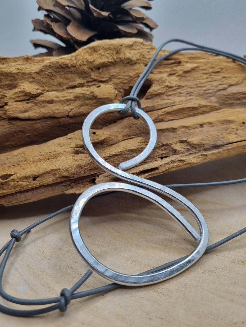 Große Lange Leichte Statement Kette. Anhänger Aus Gehämmertem Aludraht An Grauem Lederband, Unikat, Von Beiden Seiten Tragbar Große Lange Leichte Statement Kette. Anhänger Aus Gehämmertem Aludraht An Grauem Lederband, Unikat, Von Beiden Seiten Tragbar von AWAluArt