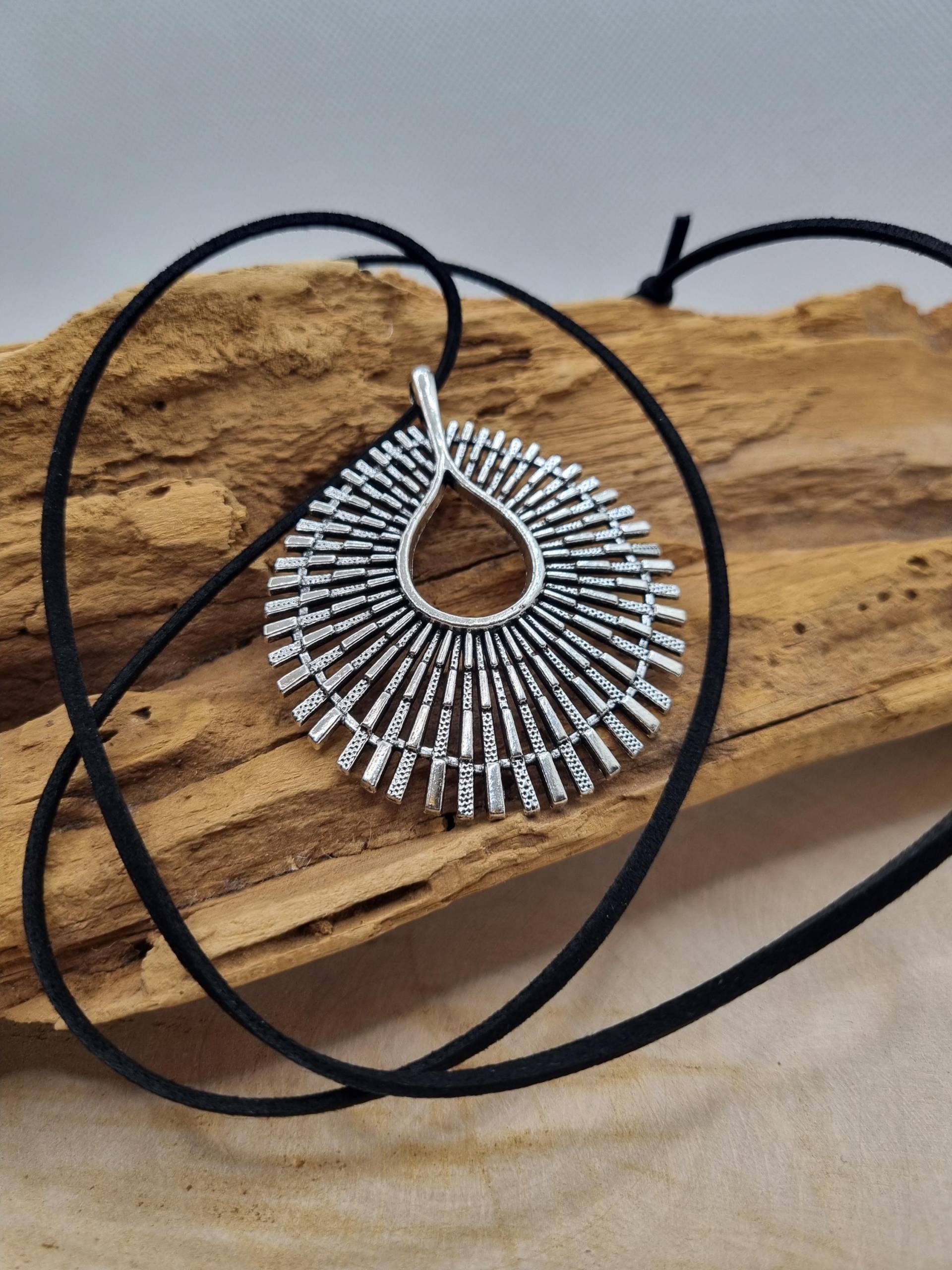 Lange Kette Mit Schwarzem Velourband Und Floralem Silberfarbenem Anhänger; Blumiger Kettenanhänger, Statement Cool Auffällig Lange Kette Mit Schwarzem Velourband Und Floralem Silberfarbenem Anhänger; Blumiger Kettenanhänger, Statement Cool Auffällig von AWAluArt