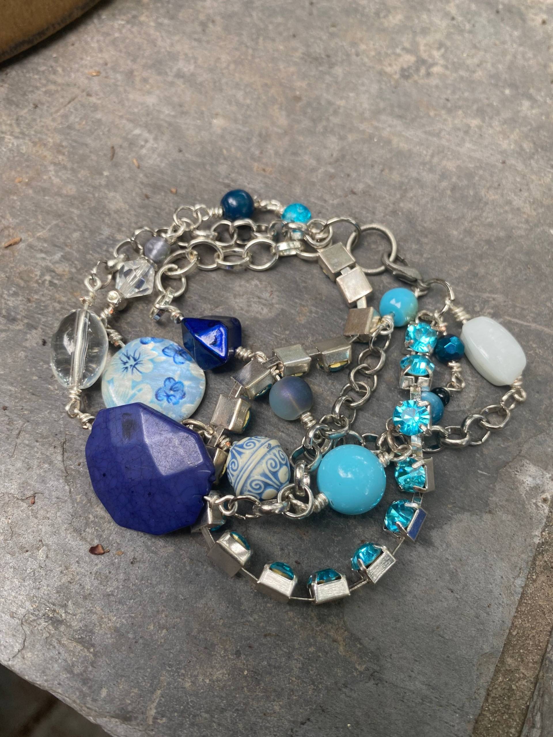 Feeling Blue Multistrand Armband Klarperle Flache Kunststoffperle Feeling Blue Multistrand Armband Klarperle Flache Kunststoffperle von AWOLRITZ