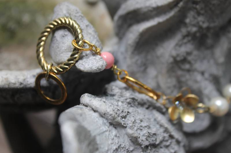 Gold Cut Form Verbinder Pink Unikat Boho Armband von AWOLRITZ