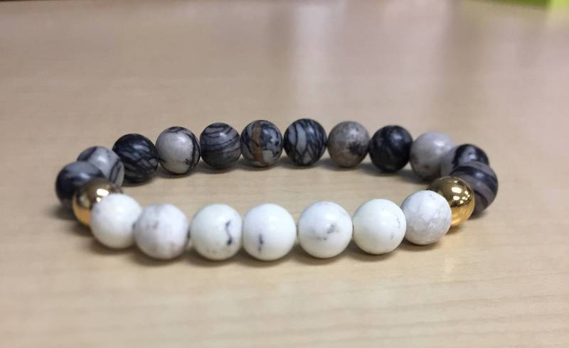 Howlith + Zebra Jaspis Edelstein Perlenarmband von AWakeDesignShop