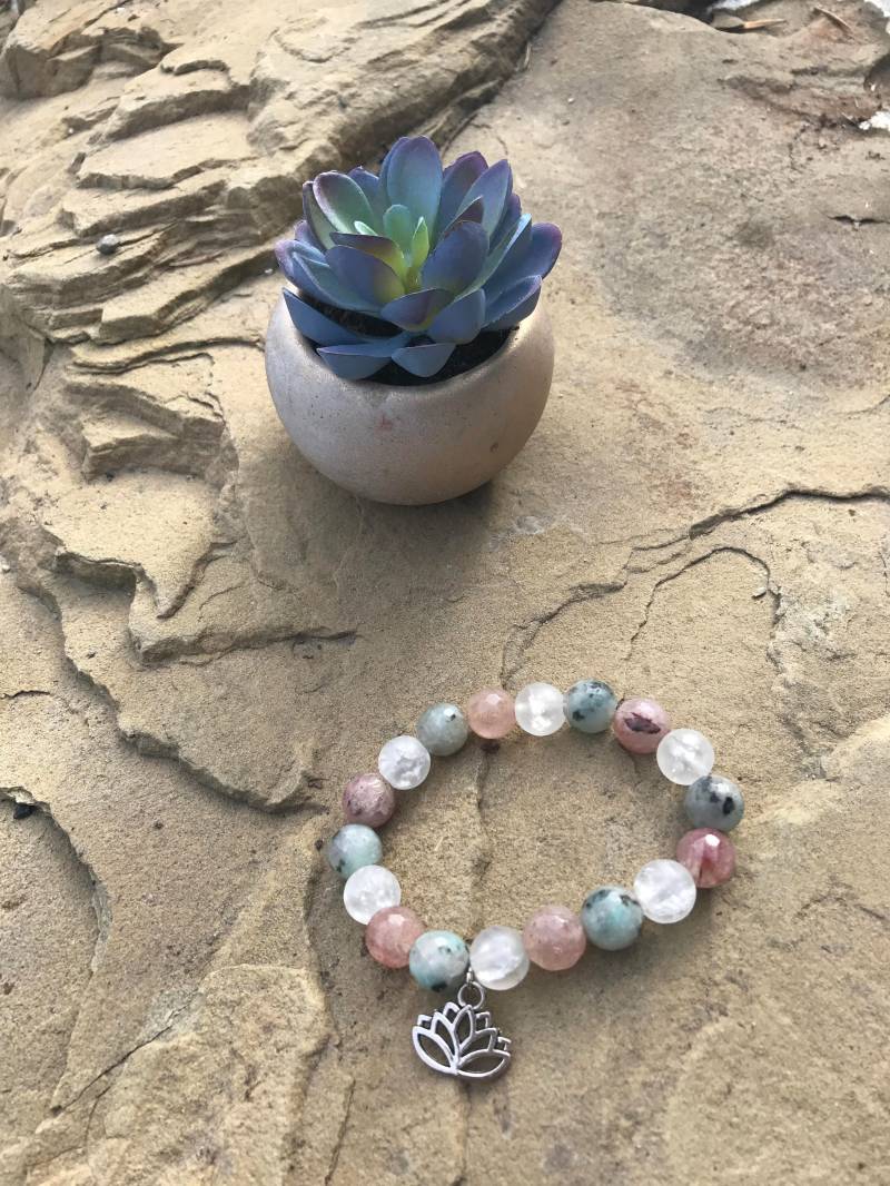 Mitgefühl - Perlen Armband Stretch Kirsche/Klar Quarz Und Kiwi-Jaspis von AWakeDesignShop