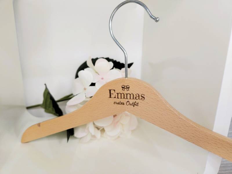 Kinder-Kleiderbügel "Schleife - Erstes Outfit" Aus Holz Personalisiert Und Graviert Geschenk Zur Geburt Oder Taufe von AWiHamburg