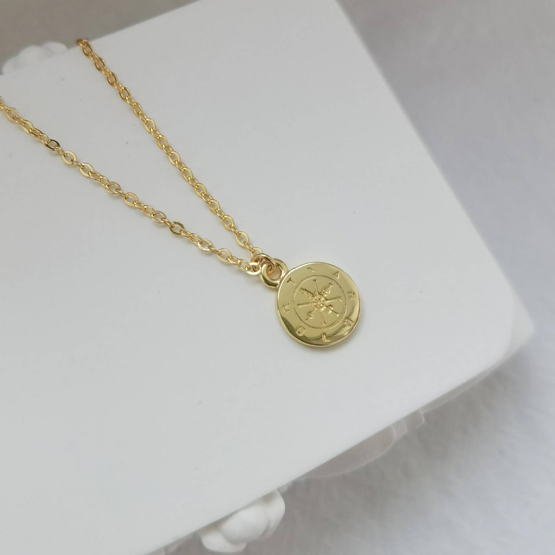 Winzige Goldkompass-Halskette, Nordstern, Medaillon-Münzen-Anhänger, 14K Vergoldete Kompass Halskette, Zierlicher Schmuck von AWoodenSliver