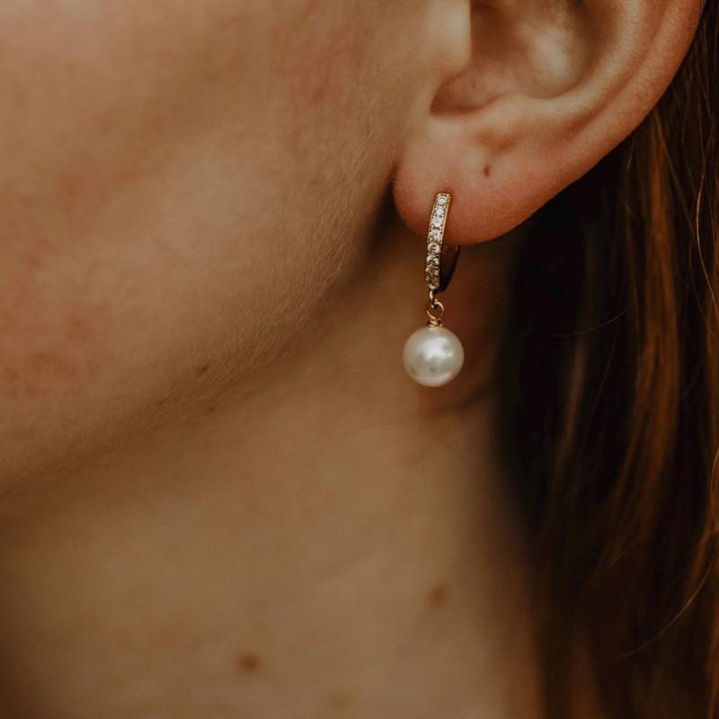 Perle Hoop Ohrringe, Zierliche Cz Huggie Creolen Mit Baumelt, Gold Tropfen Creolen, Brautjungfer Ohrringe Geschenk, Geschenk Für Frau von AWorthyBrand