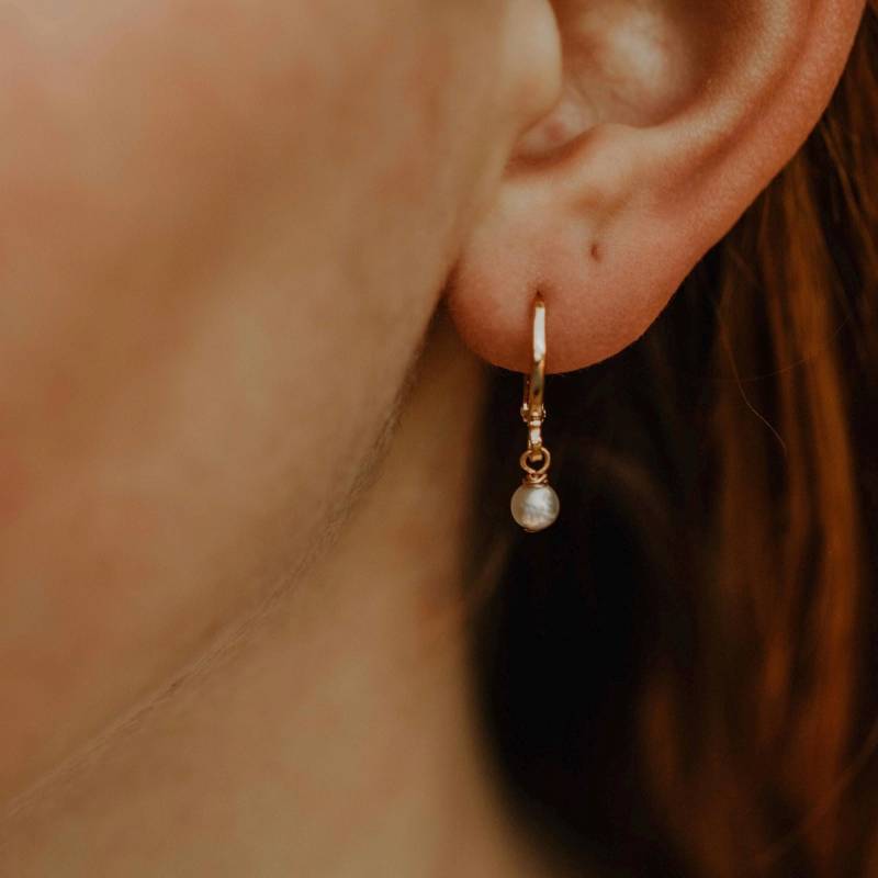 Perlenohrringe in 14K Gold Filled, Zierliche Huggie Creolen Mit Perlenanhänger, Pearl Creolen, Brautparty Brautjungfer Ohrringe Geschenk von AWorthyBrand