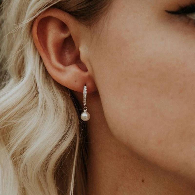 Silber Perlen Hoop Ohrringe, Brautparty Creolen, Kleine Perlmutt Cz Mini Creolen Mit Charms, Brautjungfer Geschenk Für Sie von AWorthyBrand