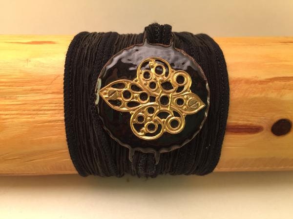 Fleur-De-Lis Am Armband von AWrapOnTheWrist