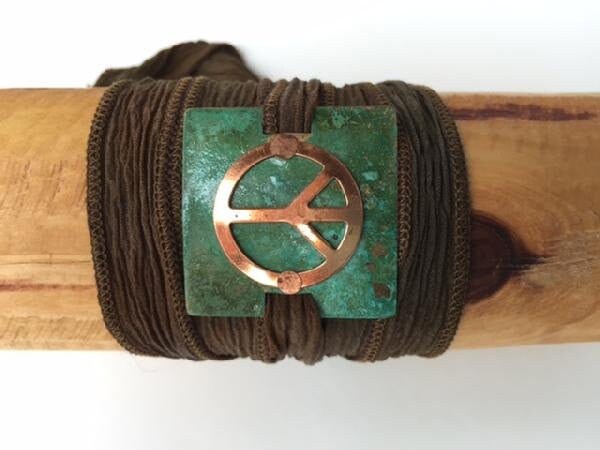 Kupfer Peace Zeichen Auf Patina Messing Mit Braunem Seidenband Kupfer Peace Zeichen Auf Patina Messing Mit Braunem Seidenband von AWrapOnTheWrist