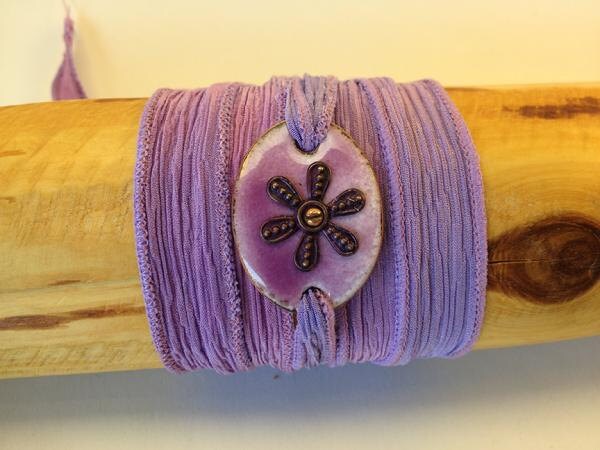 Lavendel Seiden Wickelarmband Lavendel Seiden Wickelarmband von AWrapOnTheWrist