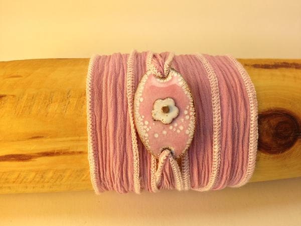 Pinkes Wickelarmband - Emaillierte Blume Auf Pinkem Band Pinkes Wickelarmband - Emaillierte Blume Auf Pinkem Band von AWrapOnTheWrist