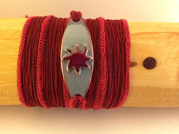 Roter Beweglicher Stern Auf Blau Emailliertem Kupfer Mit Rotem Wrap Roter Beweglicher Stern Auf Blau Emailliertem Kupfer Mit Rotem Wrap von AWrapOnTheWrist