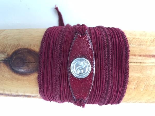Wickelarmband Aus Seide Mit Silber Yin Yang Auf Kupfer Emailliert Weinrotem Band Wickelarmband Aus Seide Mit Silber Yin Yang Auf Kupfer Emailliert Weinrotem Band von AWrapOnTheWrist
