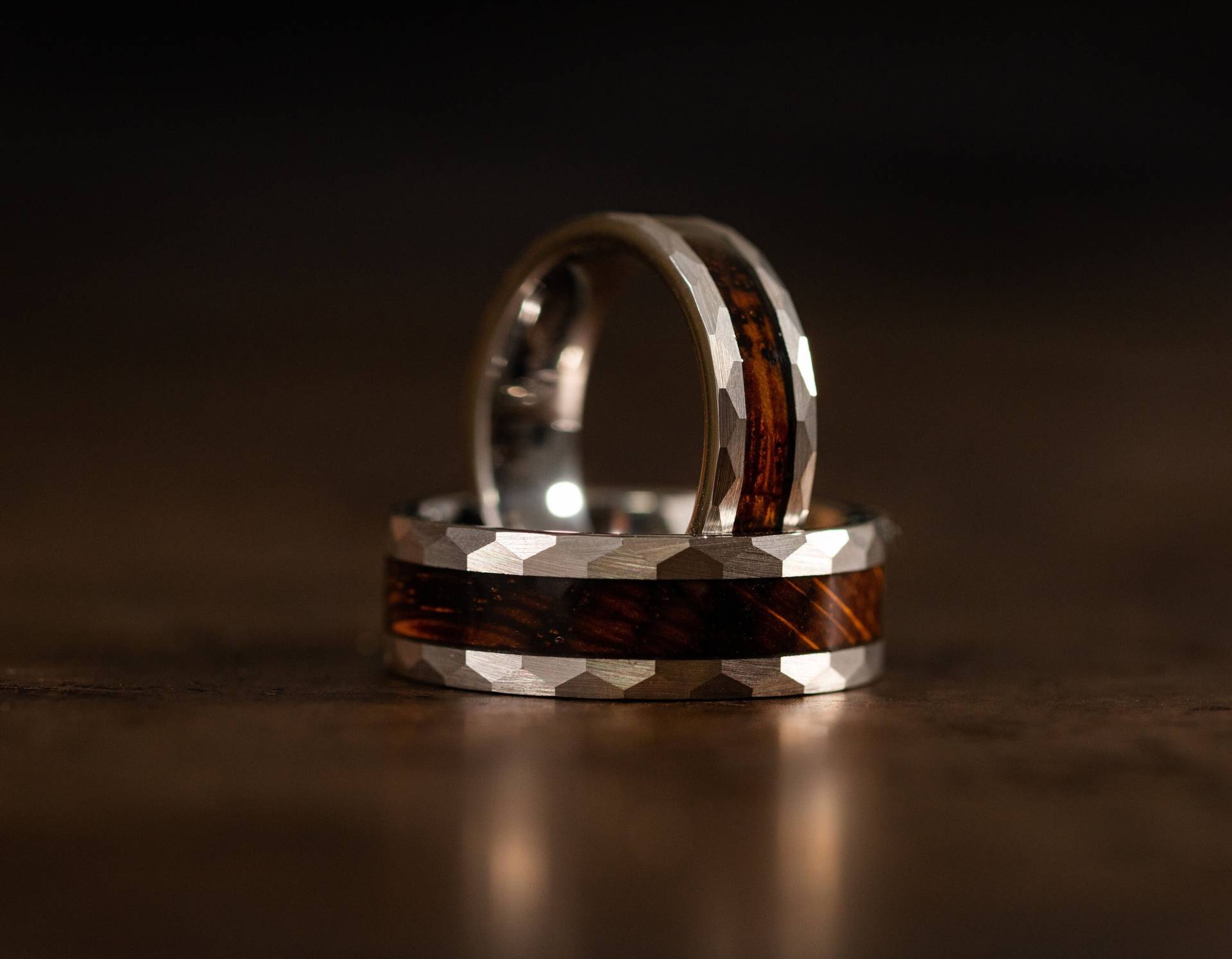 Gehämmerter Silber Ehering Für Männer Frauen, Herren Verlobungsring, Wolfram Verlobungsring Mit Whisky Fass Holz, Holz Ring von AXBands