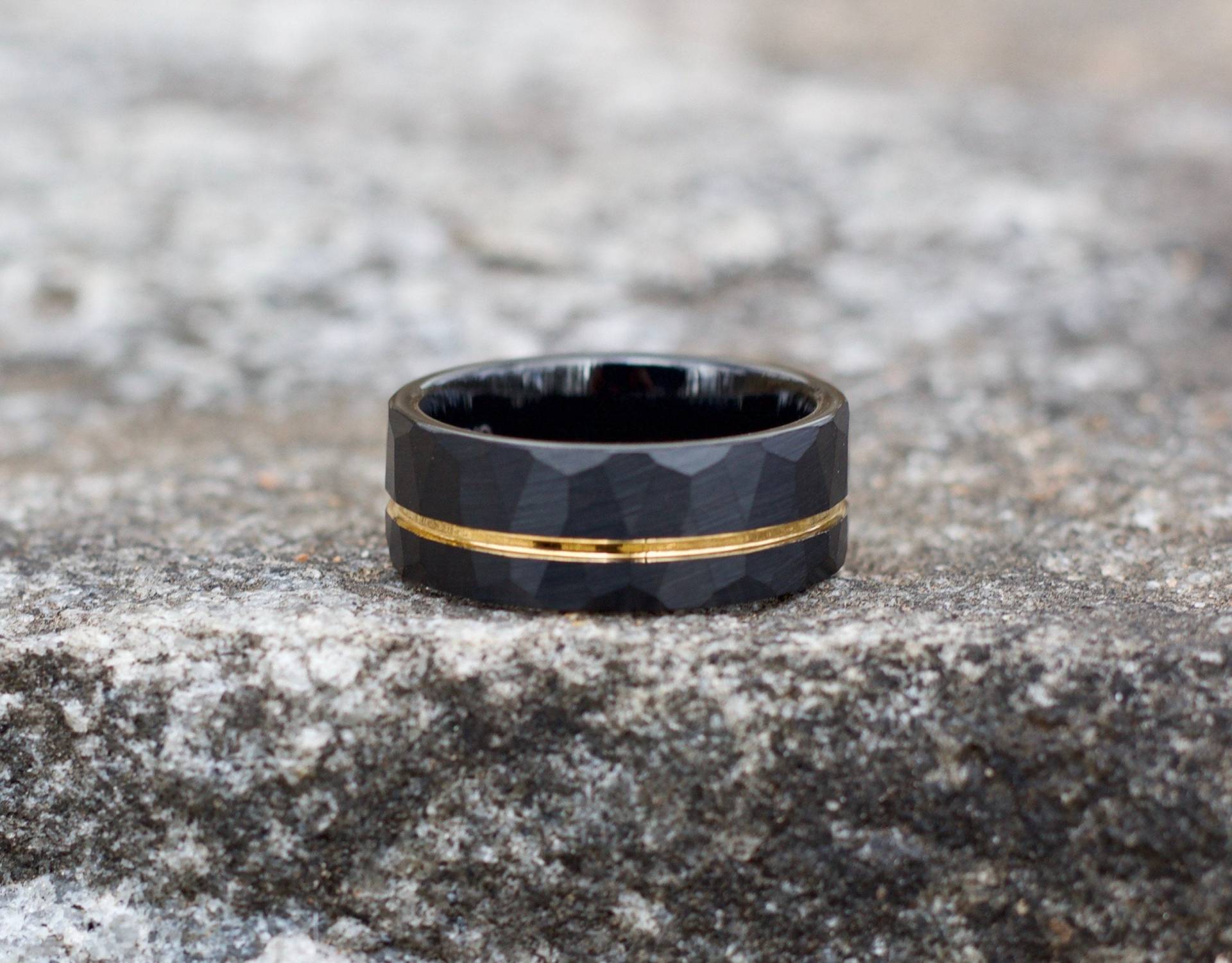 Hammered Black Hochzeit Ring Mit Gelbgold, Gehämmerter Ring, Gelbgold Verlobungsring, Einzigartiger Männer Ehering von AXBands