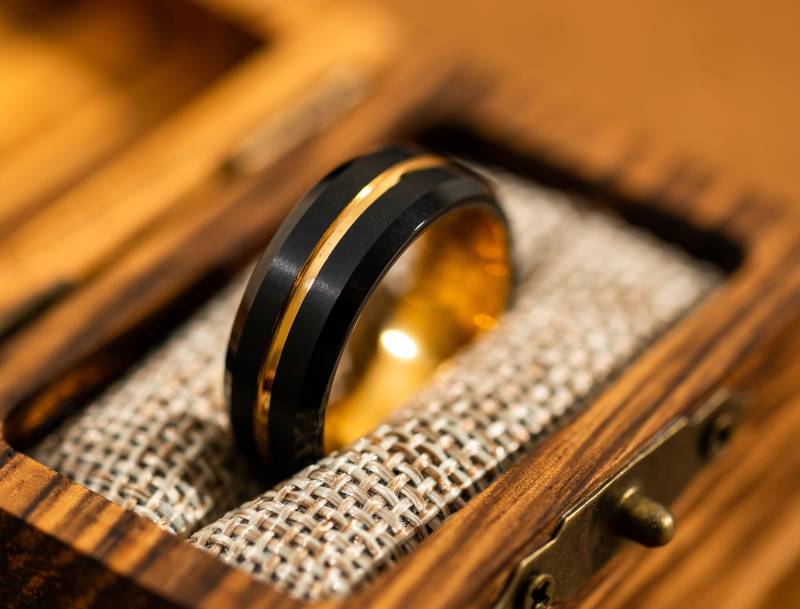 Schwarz Und Gold Ehering Für Männer, 24K Wolfram Verlobungsring, Schwarzer Ring Männer Mit Goldrand von AXBands