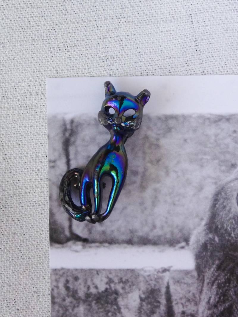 Irisierende Katzen Brosche Vintage Kitty Halloween Schwarz Blau Lila Emaille Pin Irisierende Katzen Brosche Vintage Kitty Halloween Schwarz Blau Lila Emaille Pin von AYALELI