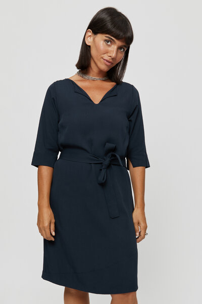 AYANI CATHERINE Kleid mit optionalem Gürtel AYANI CATHERINE Kleid mit optionalem Gürtel von AYANI