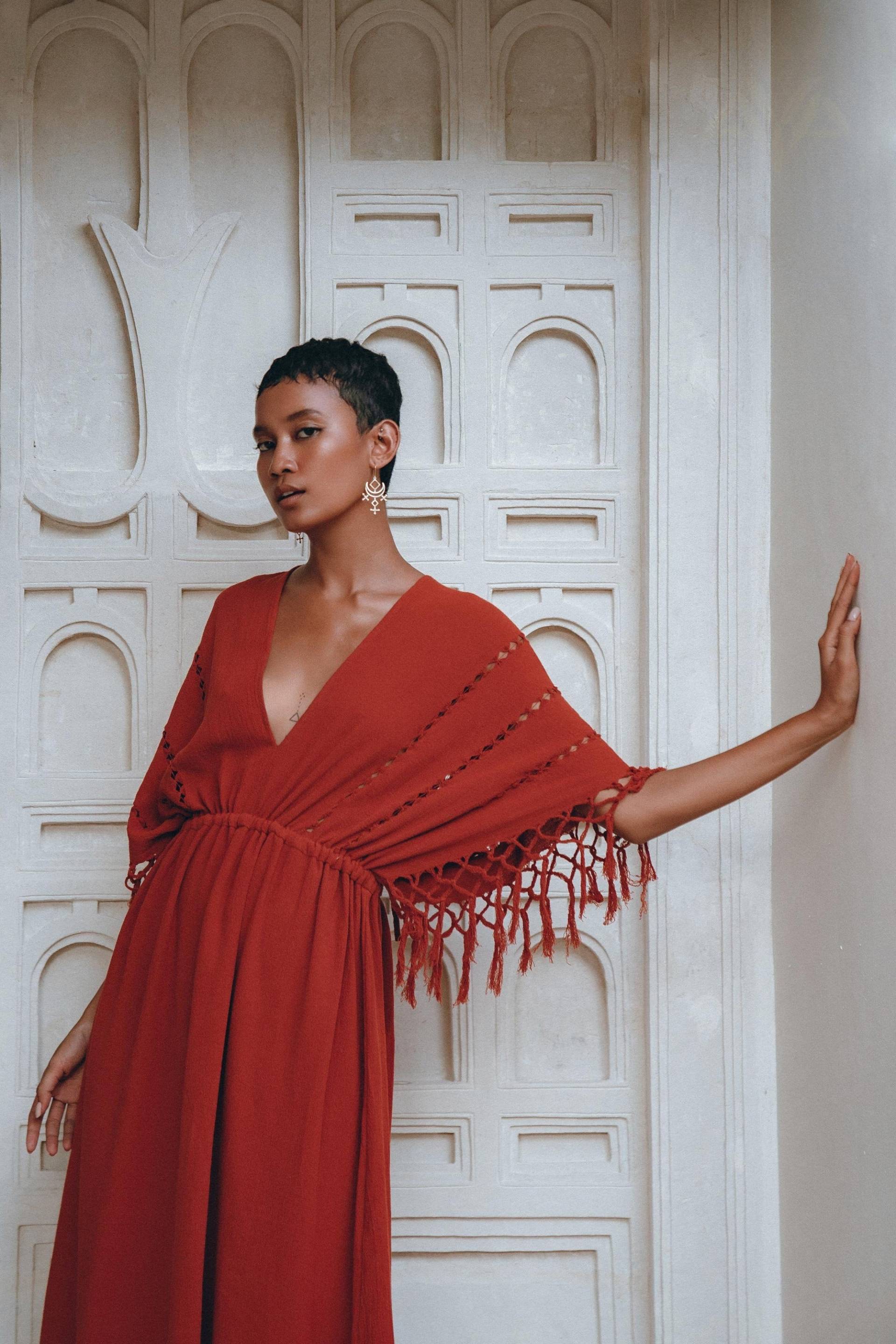 Bio Tiefrotes Maxikleid Boho V-Ausschnitt Kaftan Weihnachtskleid Mit Offenem Rücken von AYAsacredwear