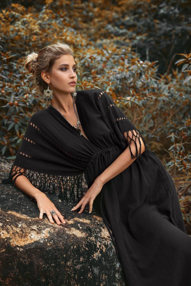 Schwarzes Baumwoll Kaftan Kleid Boho Fransen Ärmel Maxi Gothic Abendkleid Handloom Hochzeits Outfit von AYAsacredwear
