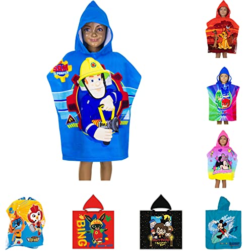 Kinder Bade-Poncho mit Kapuze, 55x110cm, versch. Motive - König der Löwen, PJ Masks, Batman, Minnie Mouse, Cars, LOL Surprise, Top Wings, Sam Badeponcho Handtuch Bademantel Poncho (Feuerwehrmann Sam) von AYMAX SPRL