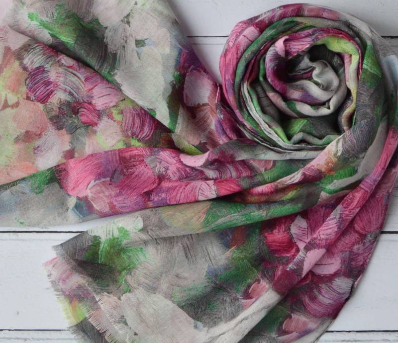 Abstrakter Blumenschal Pinselstrich Aquarell Rosa Grün Grau Wrap von AYStudioUK