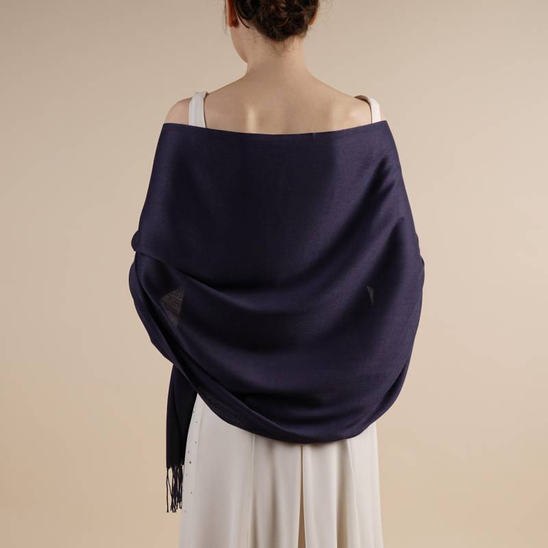 Navy Blue Pashmina Leichte Große Besondere Anlass Wickeln Mit Quasten von AYStudioUK