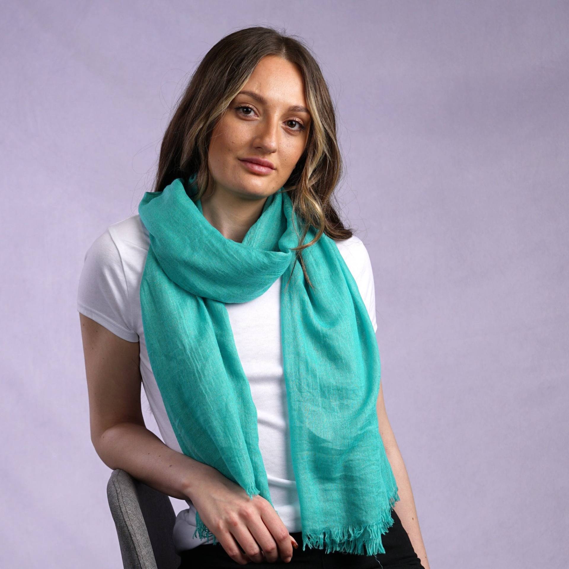 Aqua Grüner Schal Large Light Weight Super Soft Fine Weave Wrap in Einer Modal-Mischung Aqua Grüner Schal Large Light Weight Super Soft Fine Weave Wrap in Einer Modal-Mischung von AYStudioUK