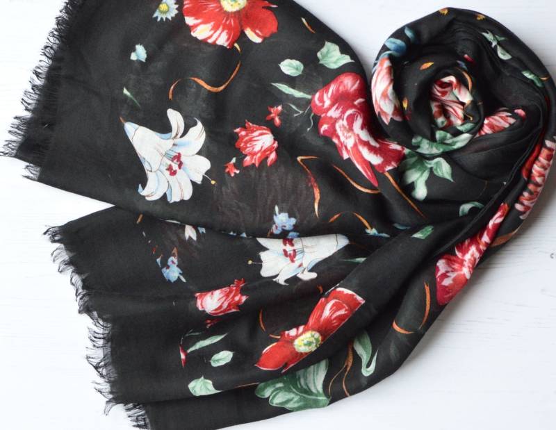 Ausverkauf Schal Groß Weich Schwarz Sea Flower Floral Print Wrap von AYStudioUK