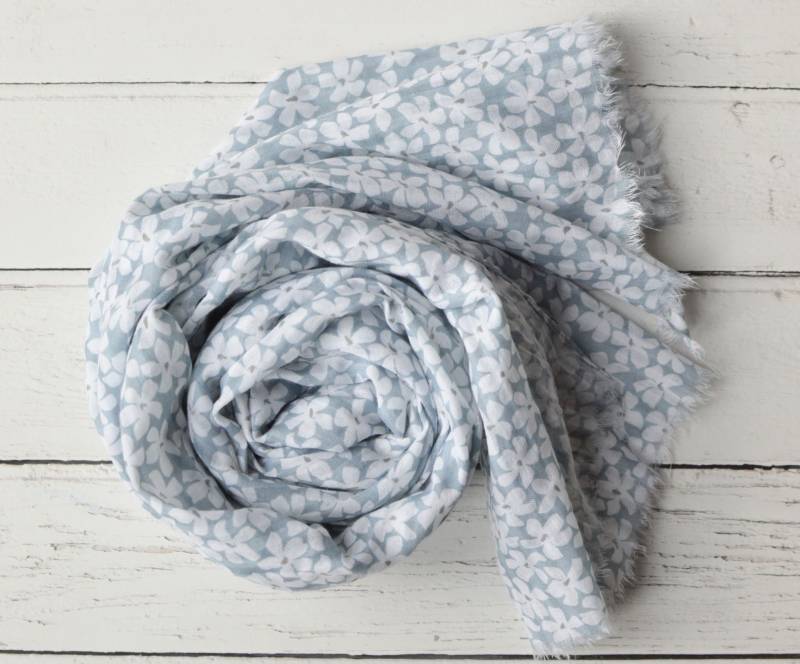 Baumwoll-Polyester-Mischung Grau Und Weiß Gänseblümchen Floral Print Wrap Mit Weich Ausgefransten Enden von AYStudioUK