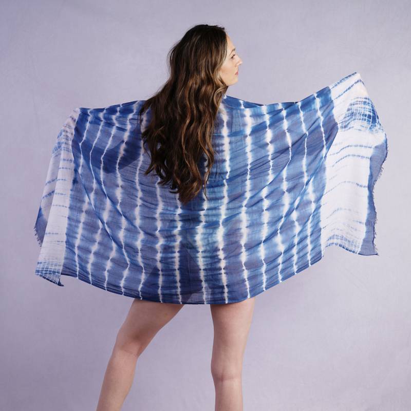 Ausverkauf Dominica Tie Die Gestreifter Schal in Navy Blau von AYStudioUK