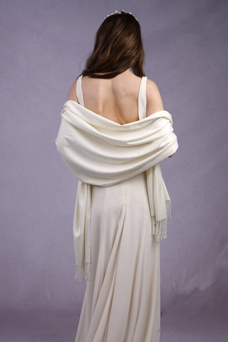 Creme Pashmina Drew Super Soft Große Besondere Anlass Wrap Mit Quasten von AYStudioUK