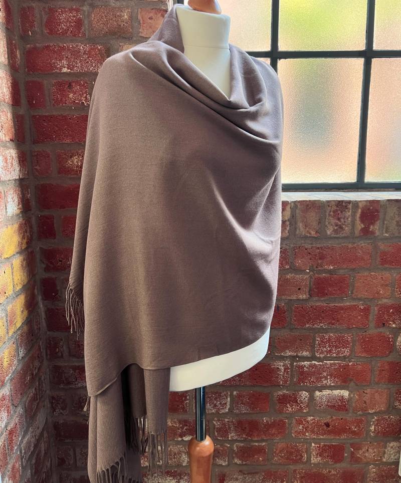 Taupe Beige Pashmina Superweiche Große Besondere Anlass Wrap Mit Quasten von AYStudioUK