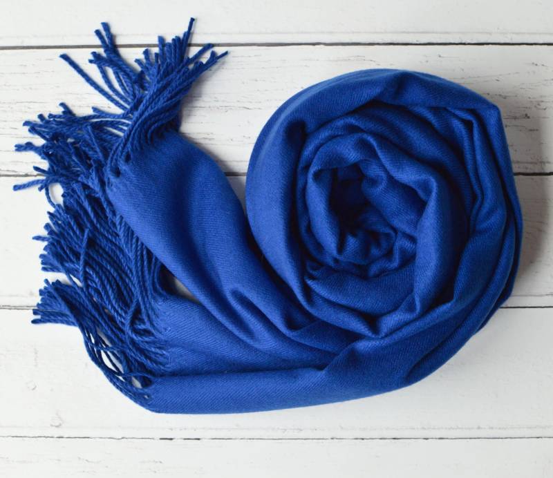 Royal Blau Pashmina Drew Super Weich Große Besondere Anlass Wrap Mit Quasten von AYStudioUK