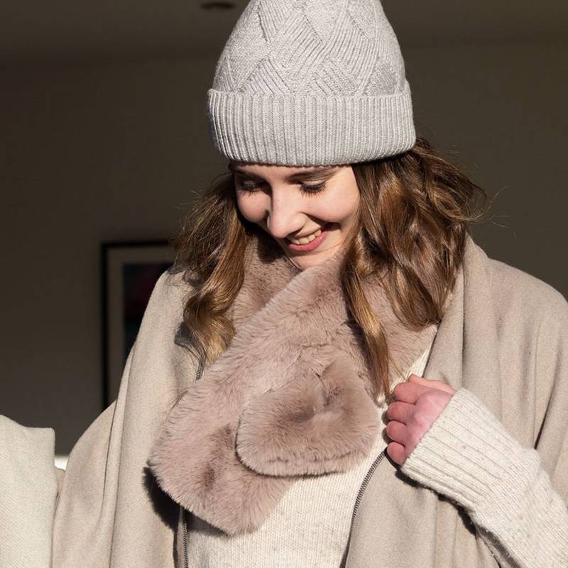 Durchzugsschal Kurz Kunstfell Taupe Superweicher Loop Schal von AYStudioUK