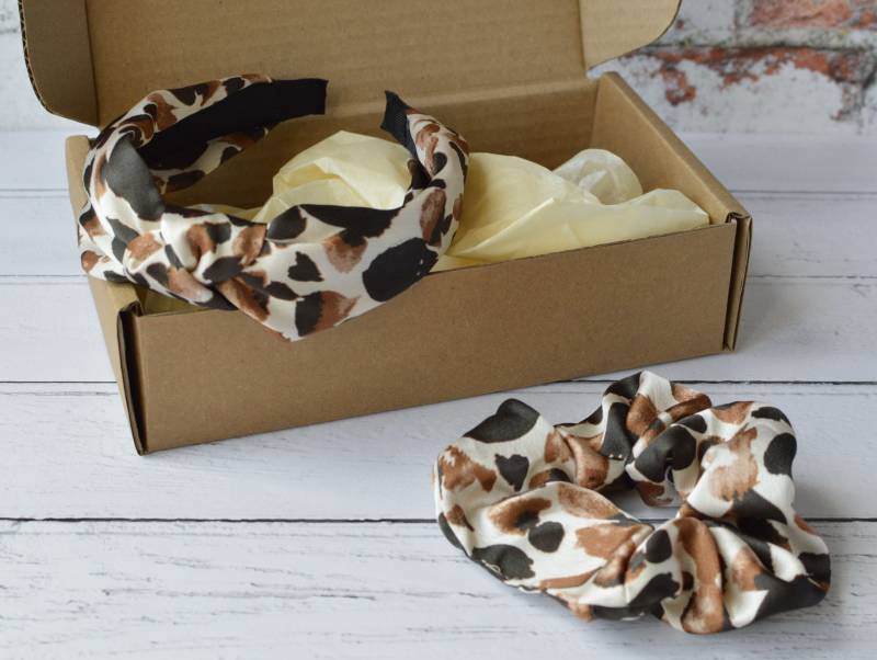 Gedrehtes Knoten Stirnband Leopard Print Seidiges Satin Starres Haarband in Champagner Mit Passender Scrunchie Option von AYStudioUK