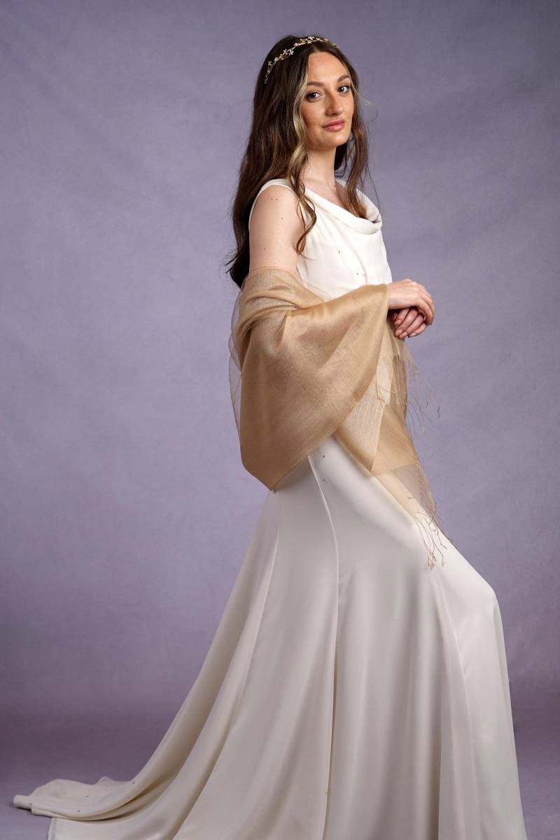 Gold Wrap Sophia Organza Und Crepe Silk Viscose Soft Quaste Braut Brautjungfer Schal Für Besondere Anlässe von AYStudioUK