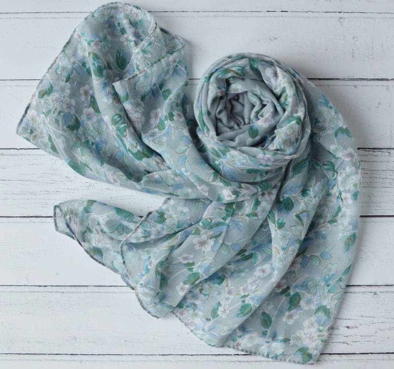 Grauer Blumenschal Large Light Weight Wrap von AYStudioUK