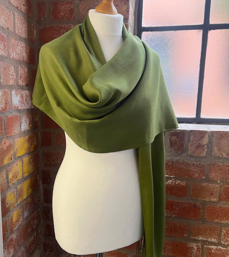 Grüner Pashmina Leichter Großer Schal Oder Besonderer Anlass Mit Quasten Wickeln von AYStudioUK