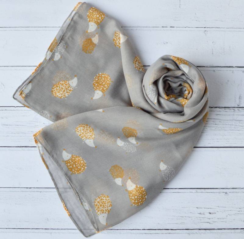 Igel Schal Grau Und Senf Große Weiche Tier-Print Wrap von AYStudioUK