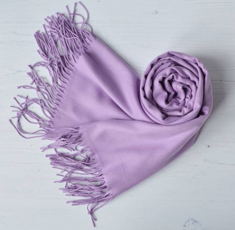 Lilac Pashmina Drew Super Soft Großer Besonderer Anlass Wrap Mit Quasten von AYStudioUK