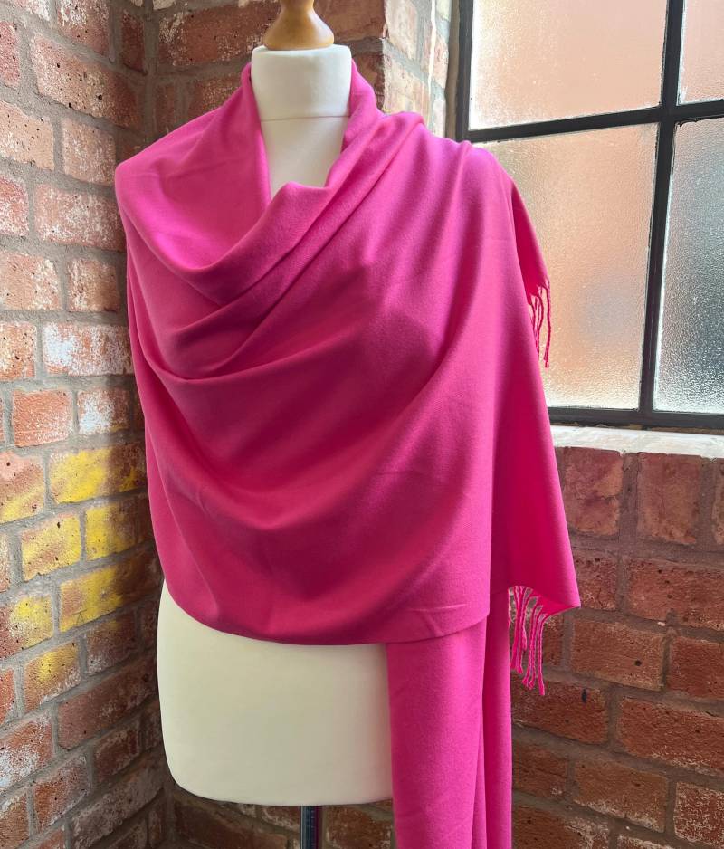 Fuchsia Pink Pashmina Super Soft Groß Besondere Anlass Wrap Mit Quasten von AYStudioUK