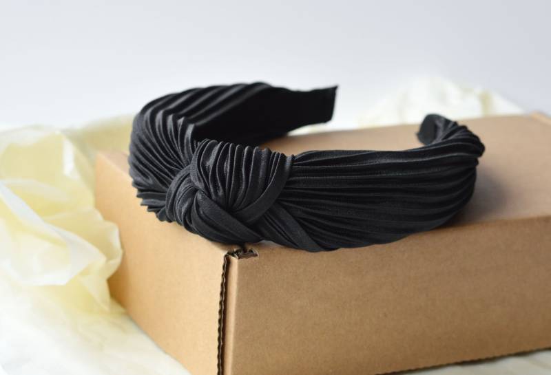 Schwarzes Twisted Knot Alice Band Starres Haarband Aus Plissiertem, Seidigem Stoff Kaufen 1 Erhalten Gratis von AYStudioUK