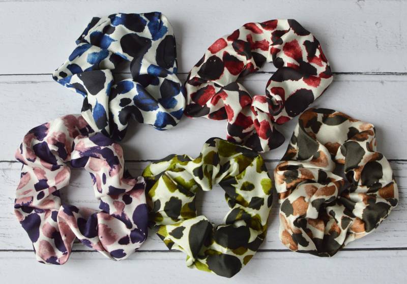 Scrunchies Set Leopard Print Seidiger Satin Haargummis 4Er Rot Rosa Olivgrün & Champagner von AYStudioUK