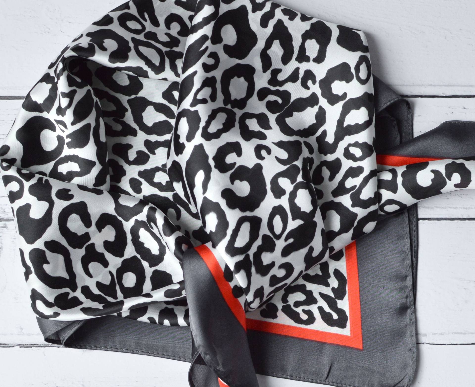 Seconds Sale Leopard Tuch Quadrat Kopftuch Oder Halstuch Seidiges Grau & Weiß Animal Print Mit Rote Borte Seconds Sale Leopard Tuch Quadrat Kopftuch Oder Halstuch Seidiges Grau & Weiß Animal Print Mit Rote Borte von AYStudioUK