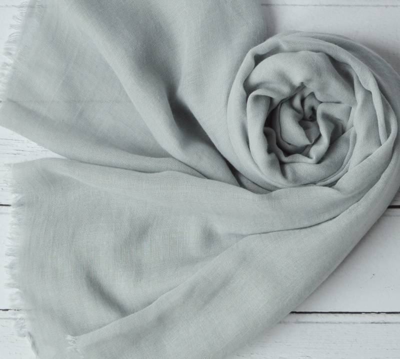 Seconds Sale Einfarbiger Schal Leicht Weicher Feingewebe Semi Sheer Wrap in Grau Sage Grün Pfirsich Rosa Und Denim-Blau von AYStudioUK